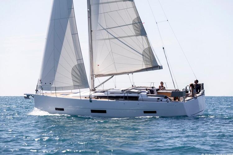 Sailing yacht 