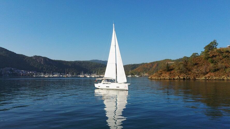 Sailing yacht 