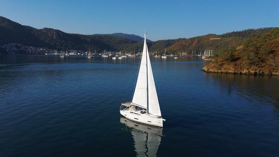 Sailing yacht 