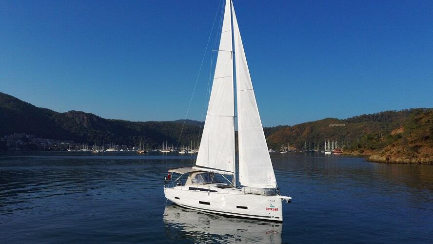 Sailing yacht 