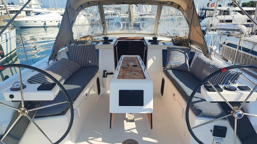 Sailing yacht 