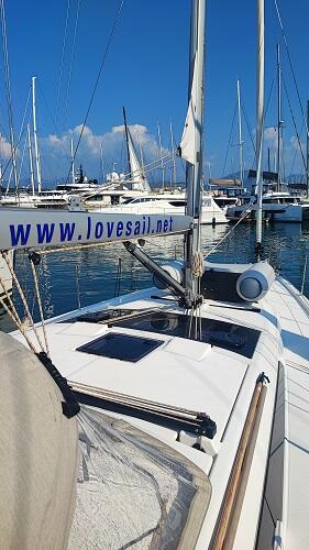 Sailing yacht 