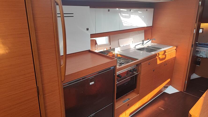 Sailing yacht 