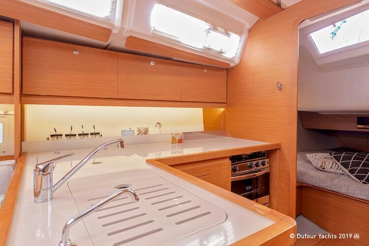 Sailing yacht 