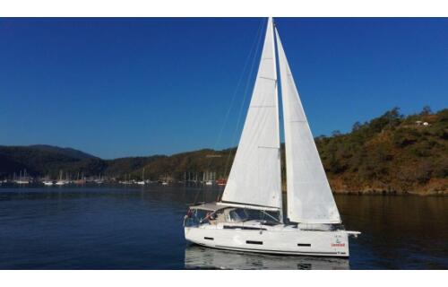 Sailing yacht 