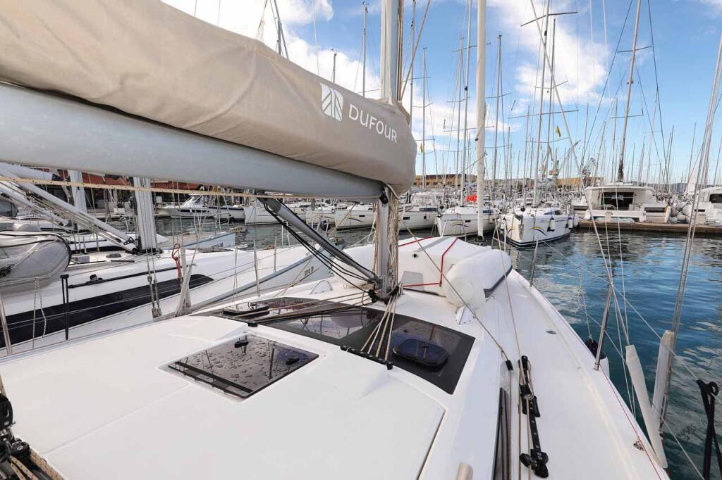 Sailing yacht 