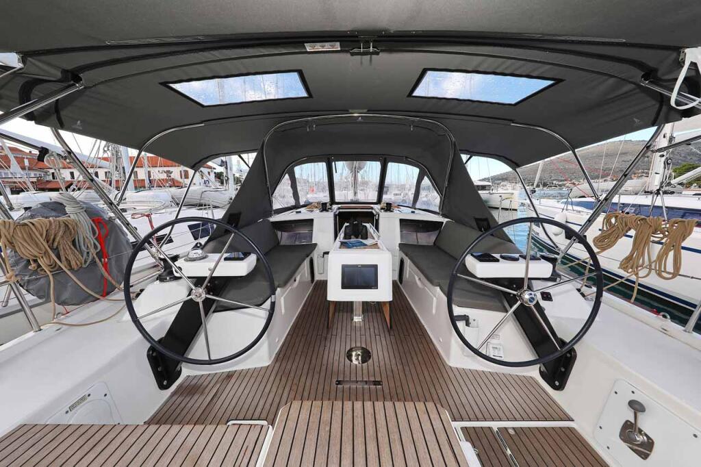 Sailing yacht 