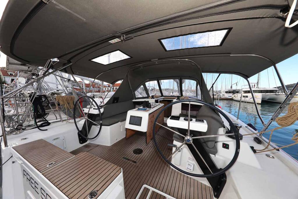 Sailing yacht 