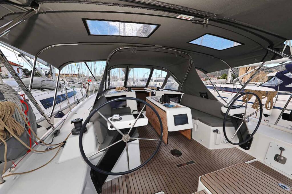 Sailing yacht 