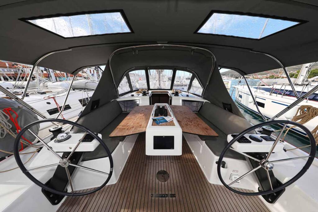 Sailing yacht 