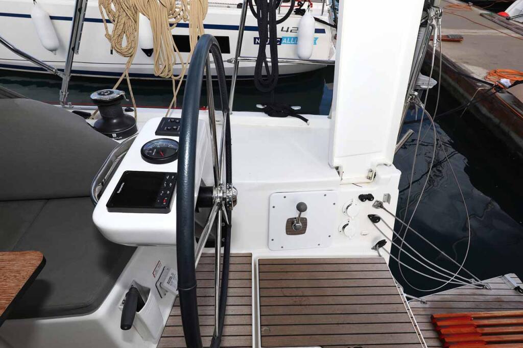Sailing yacht 