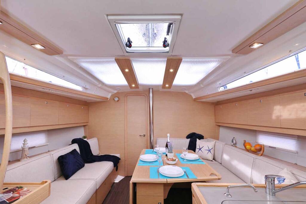 Sailing yacht 