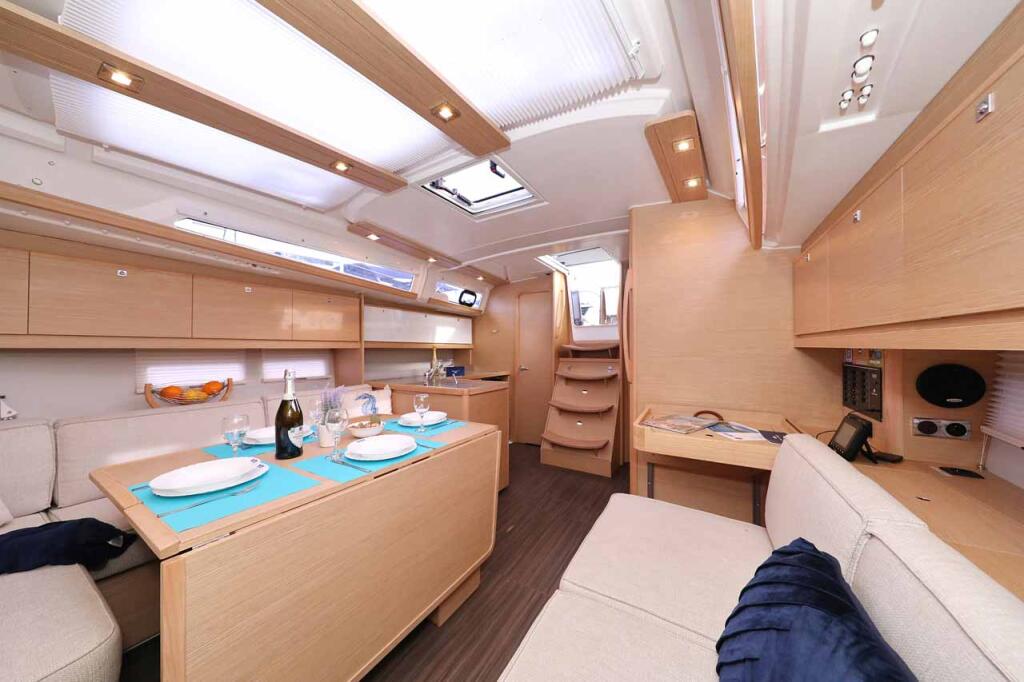 Sailing yacht 