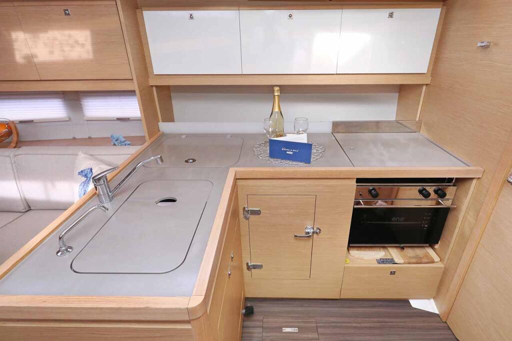 Sailing yacht 