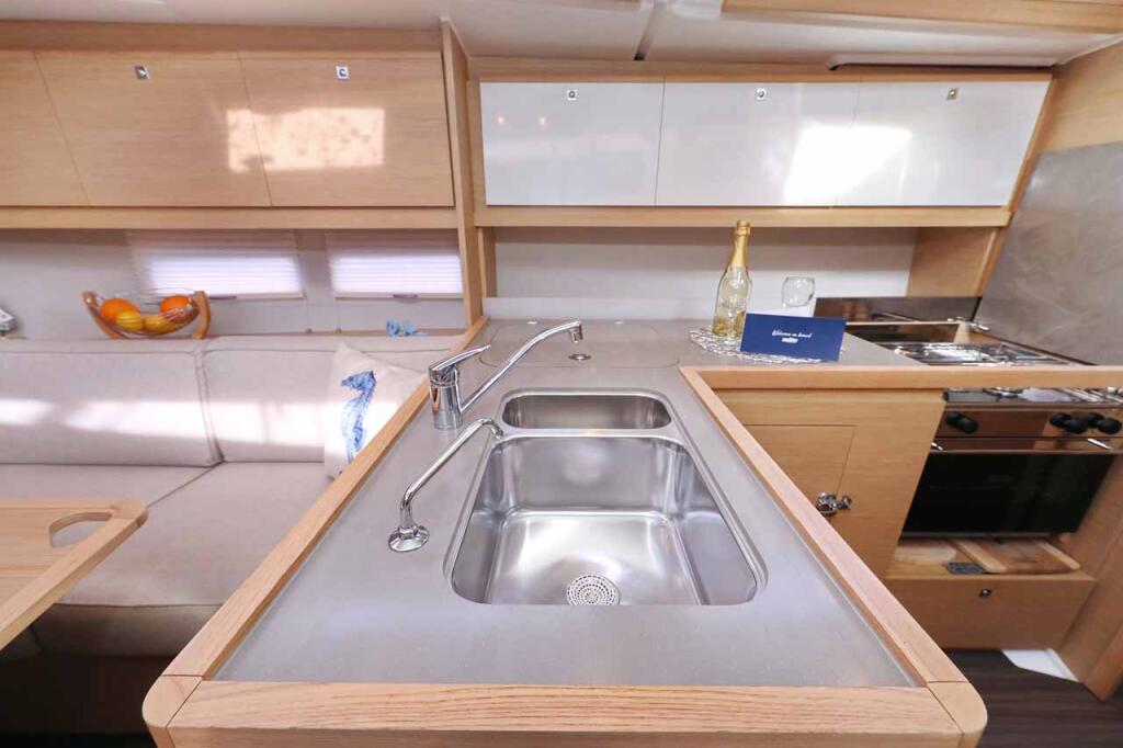 Sailing yacht 