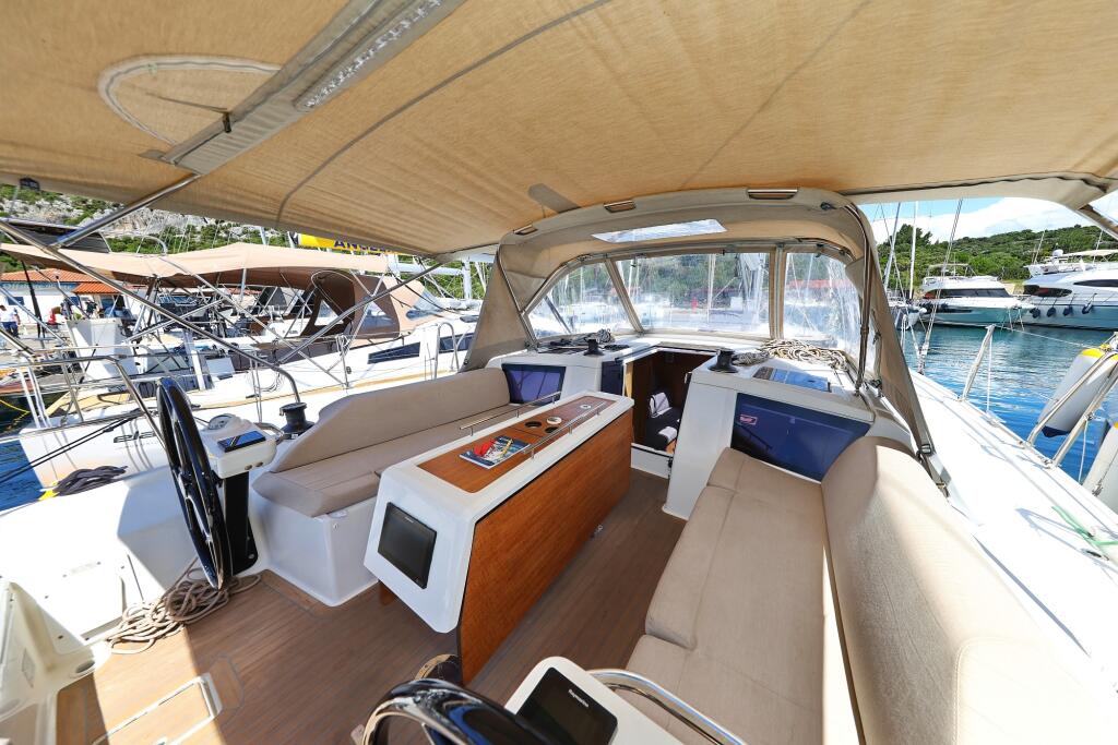 Sailing yacht 