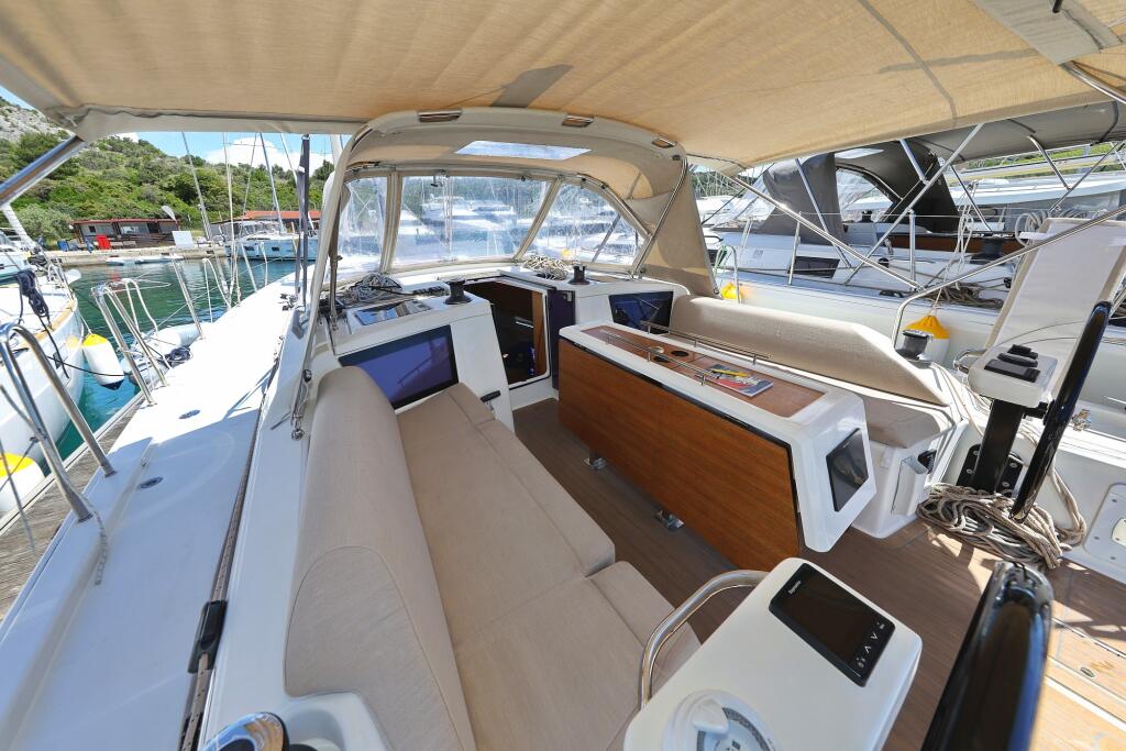 Sailing yacht 