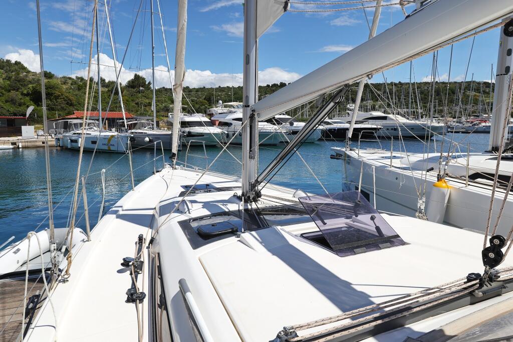 Sailing yacht 