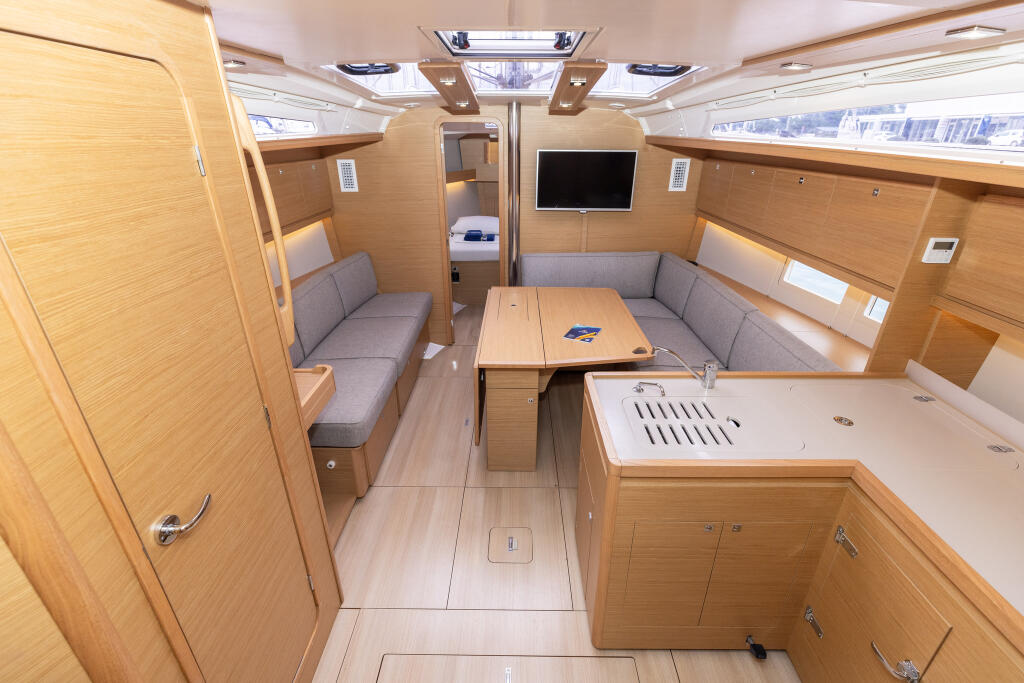 Sailing yacht 