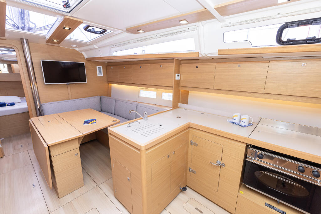 Sailing yacht 