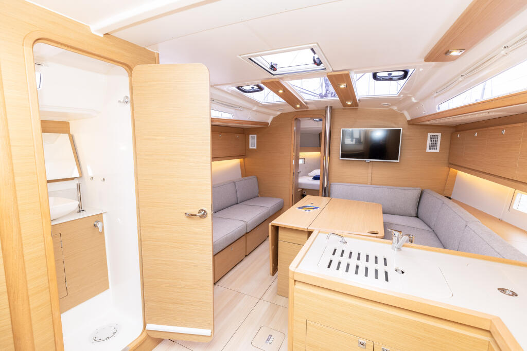 Sailing yacht 
