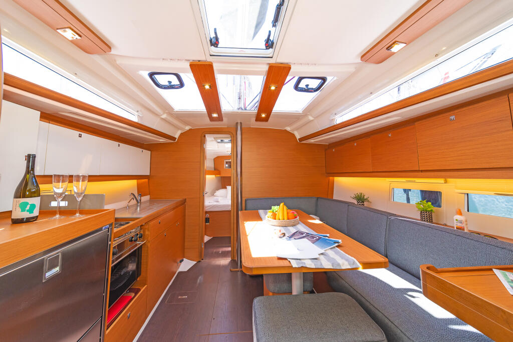 Sailing yacht 