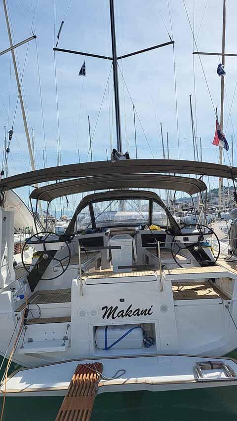 Sailing yacht 