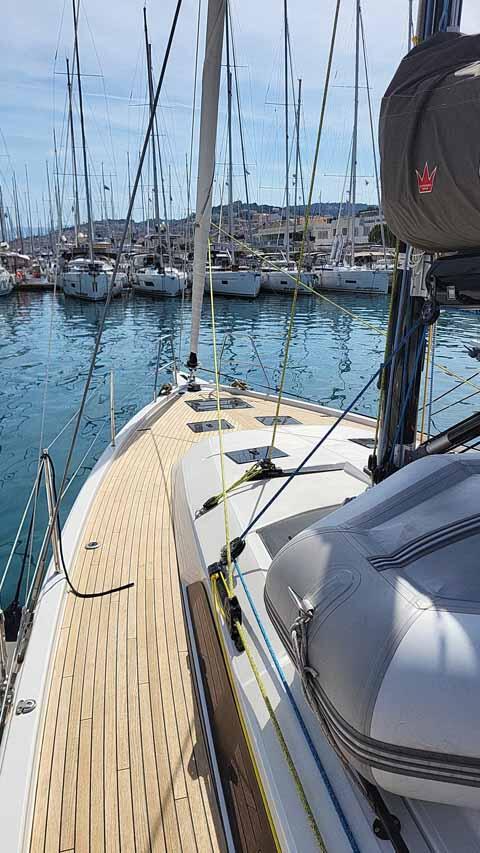 Sailing yacht 