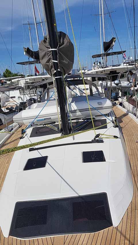 Sailing yacht 