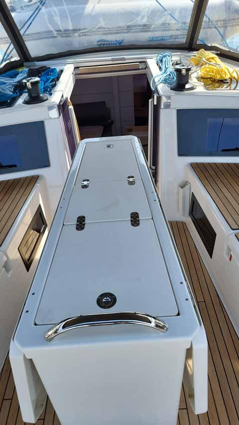 Sailing yacht 