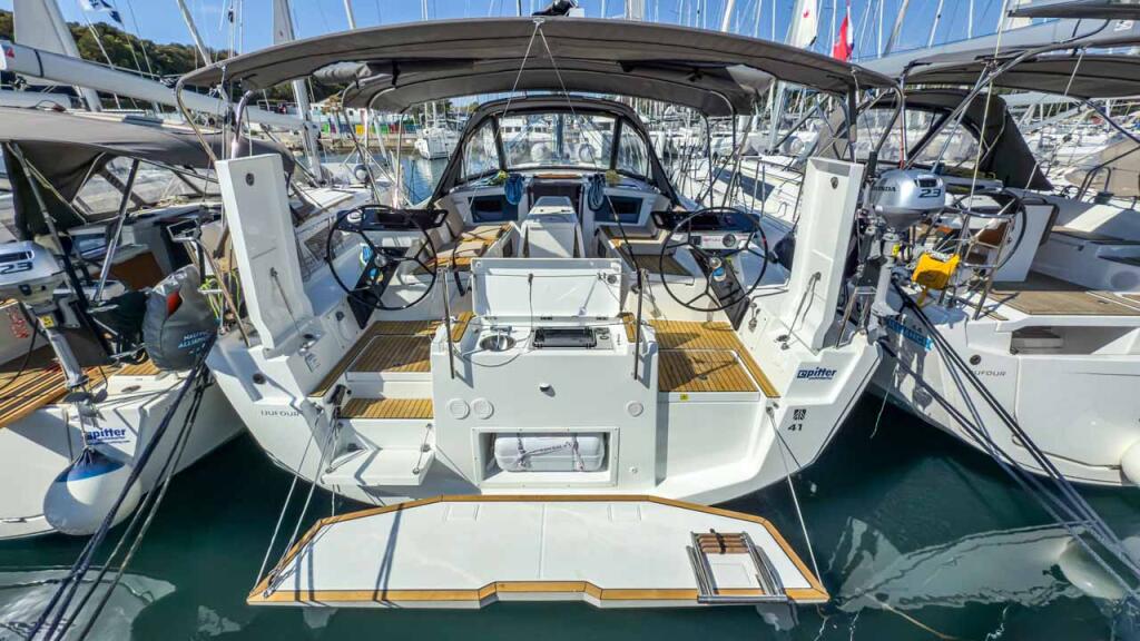 Sailing yacht 