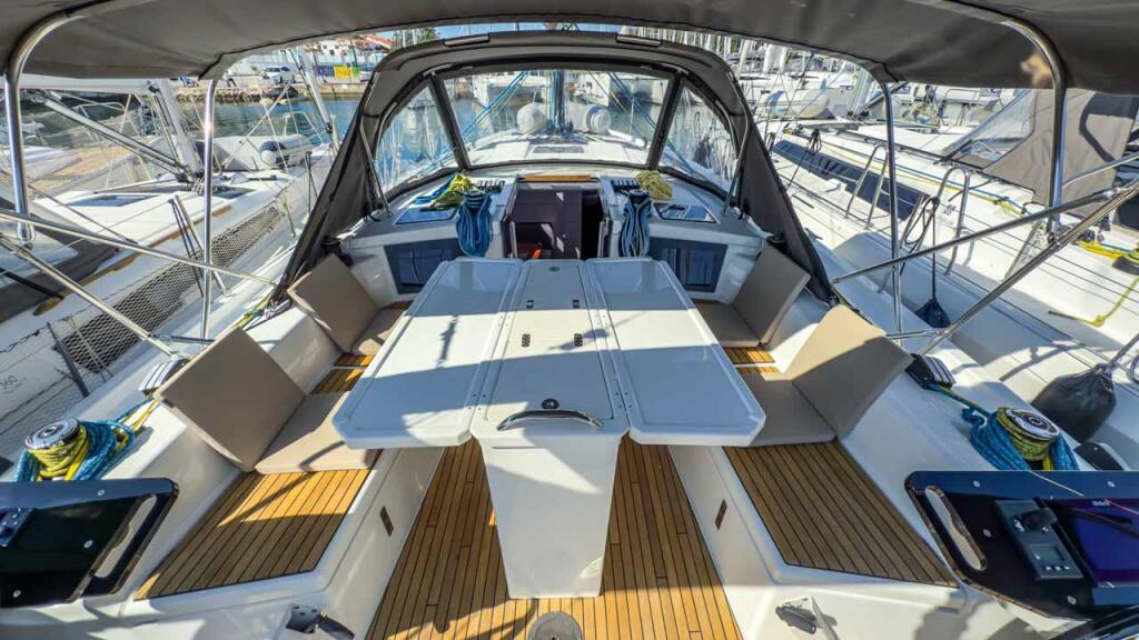 Sailing yacht 