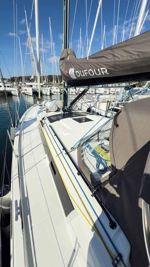 Sailing yacht 