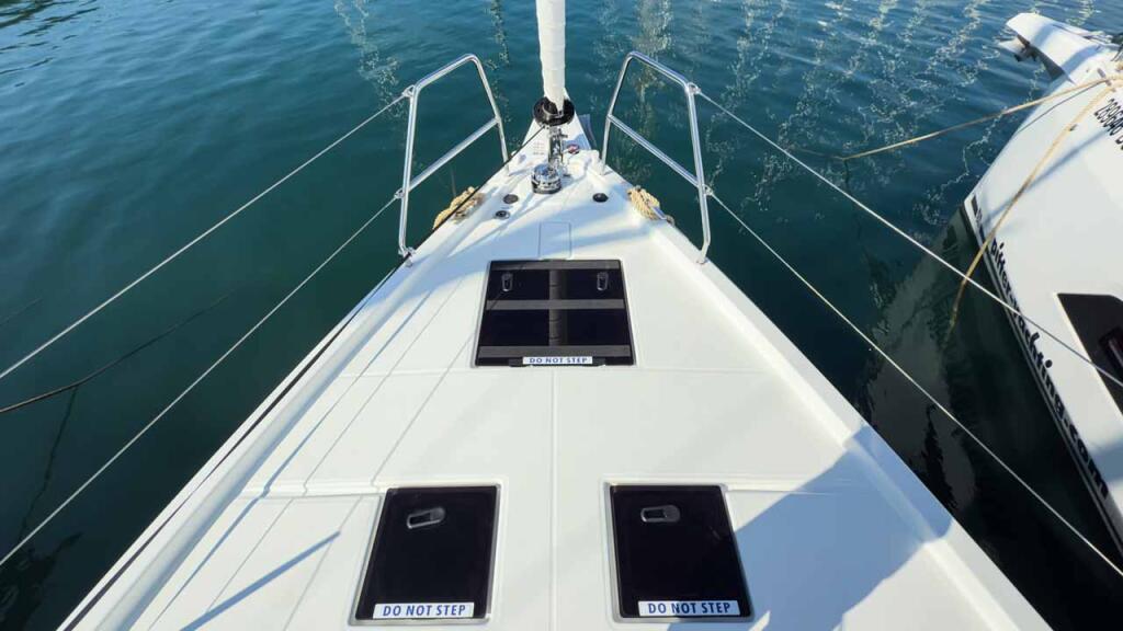 Sailing yacht 