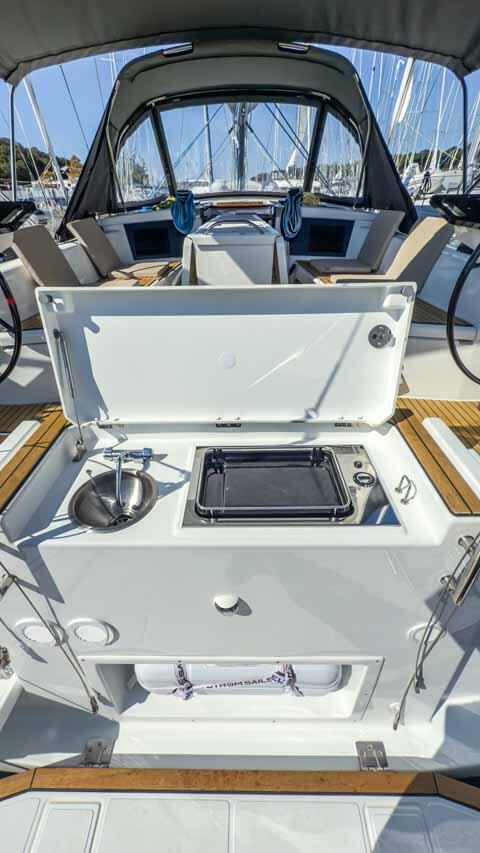 Sailing yacht 
