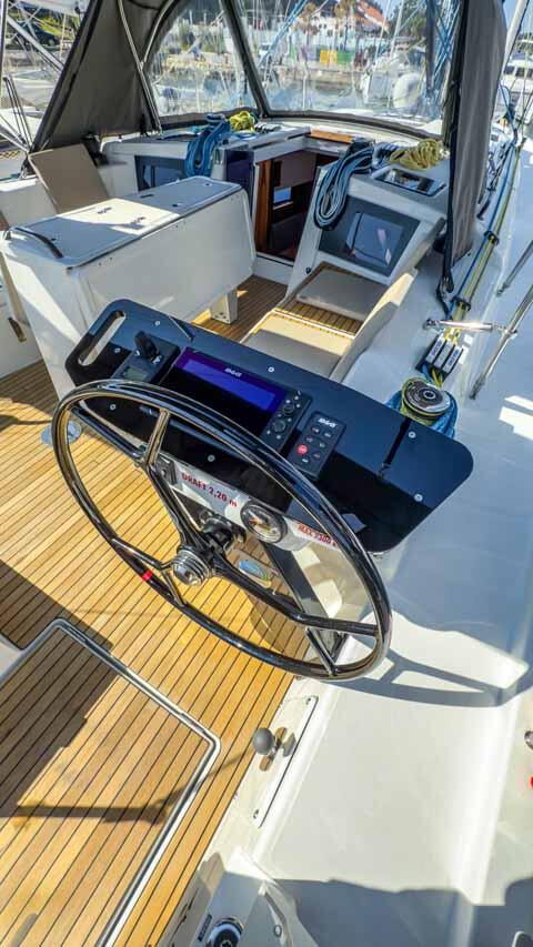 Sailing yacht 