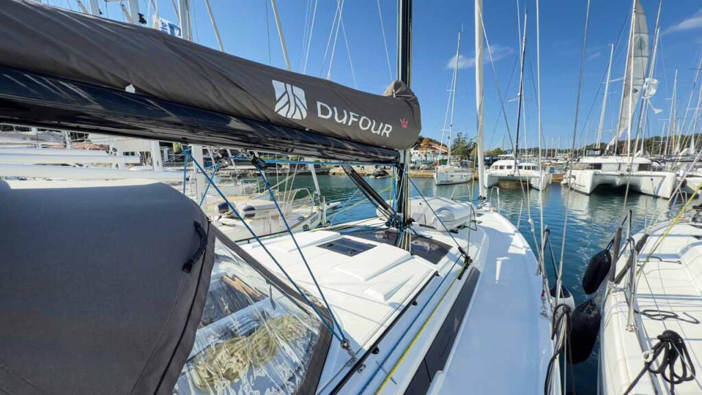Sailing yacht 
