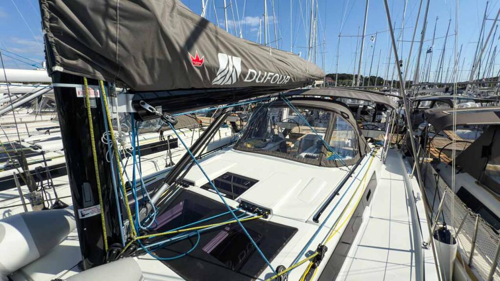 Sailing yacht 