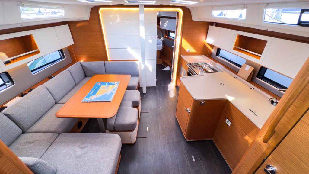 Sailing yacht 