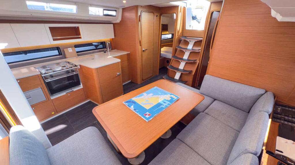 Sailing yacht 