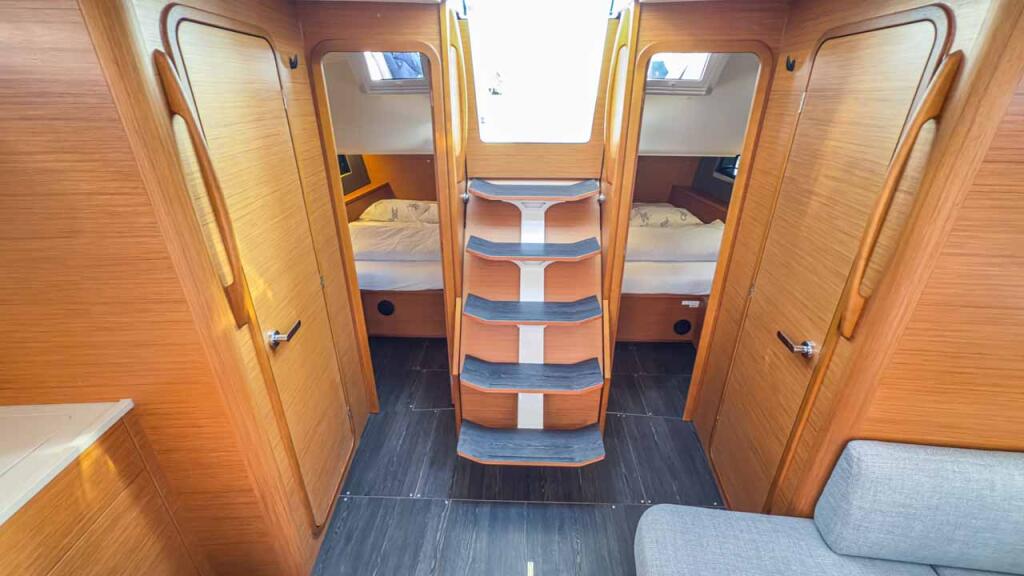 Sailing yacht 