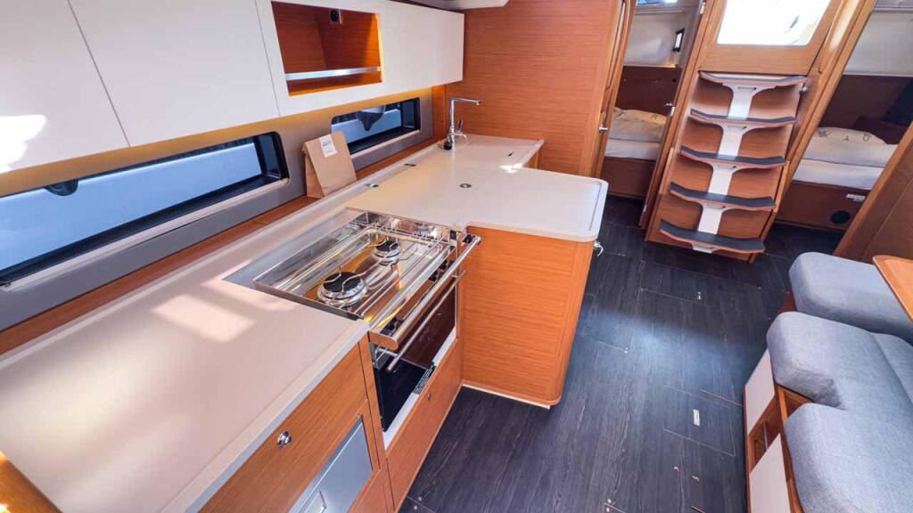 Sailing yacht 