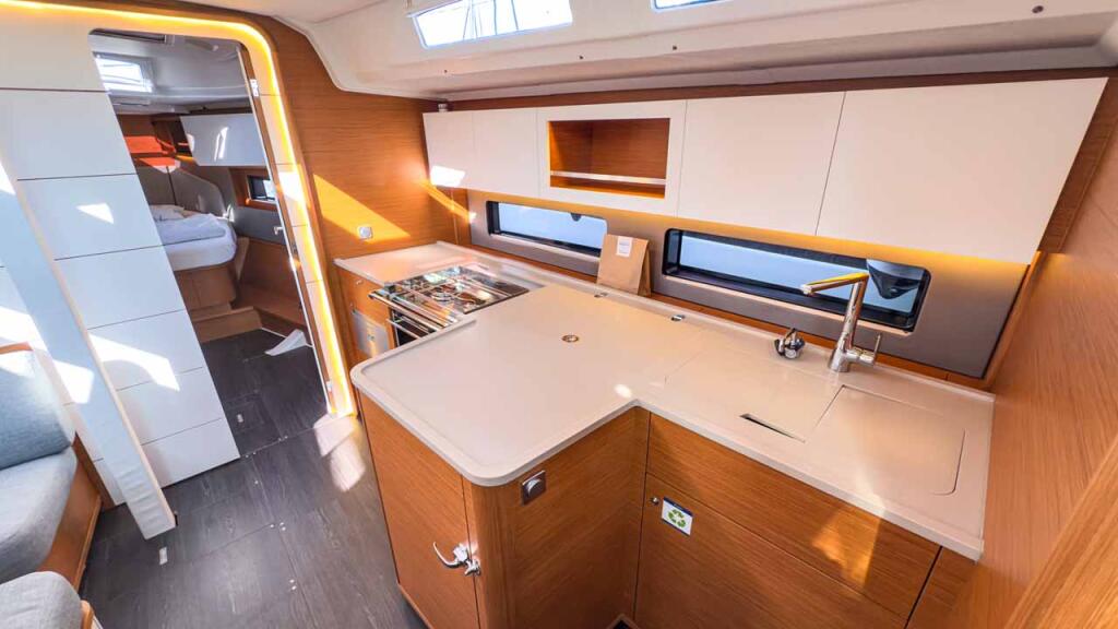 Sailing yacht 