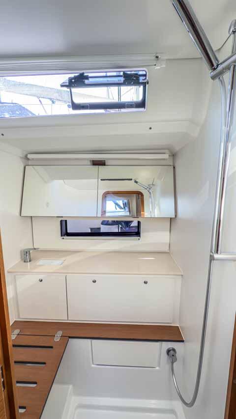 Sailing yacht 
