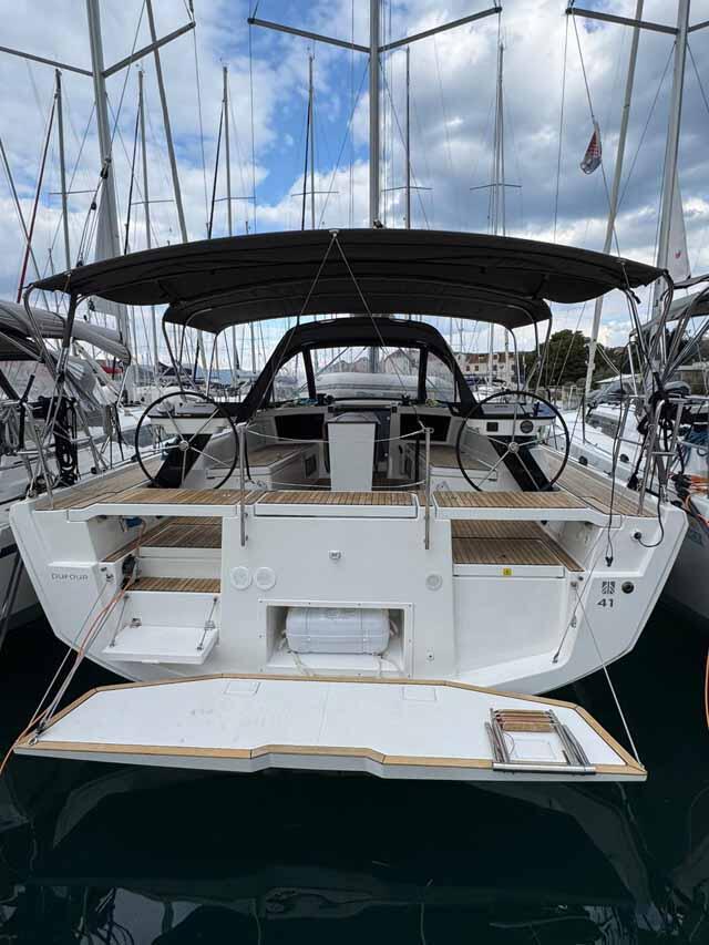 Sailing yacht 
