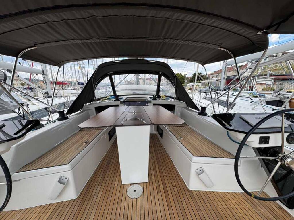 Sailing yacht 