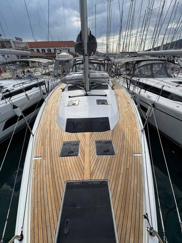 Sailing yacht 