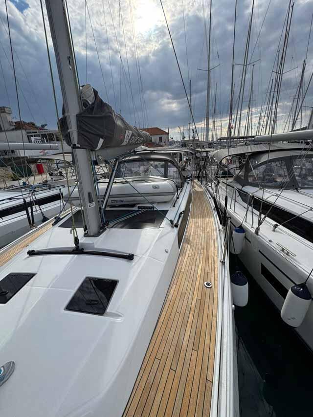Sailing yacht 