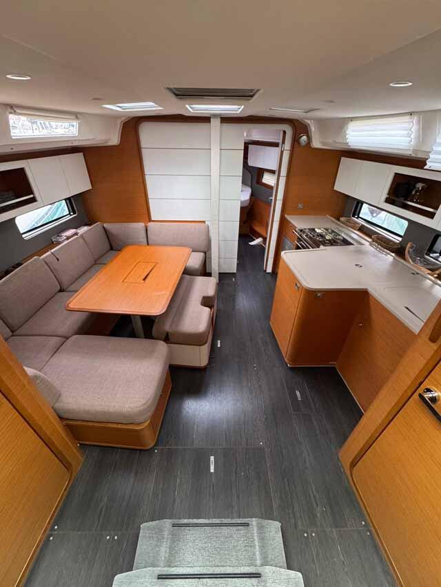 Sailing yacht 