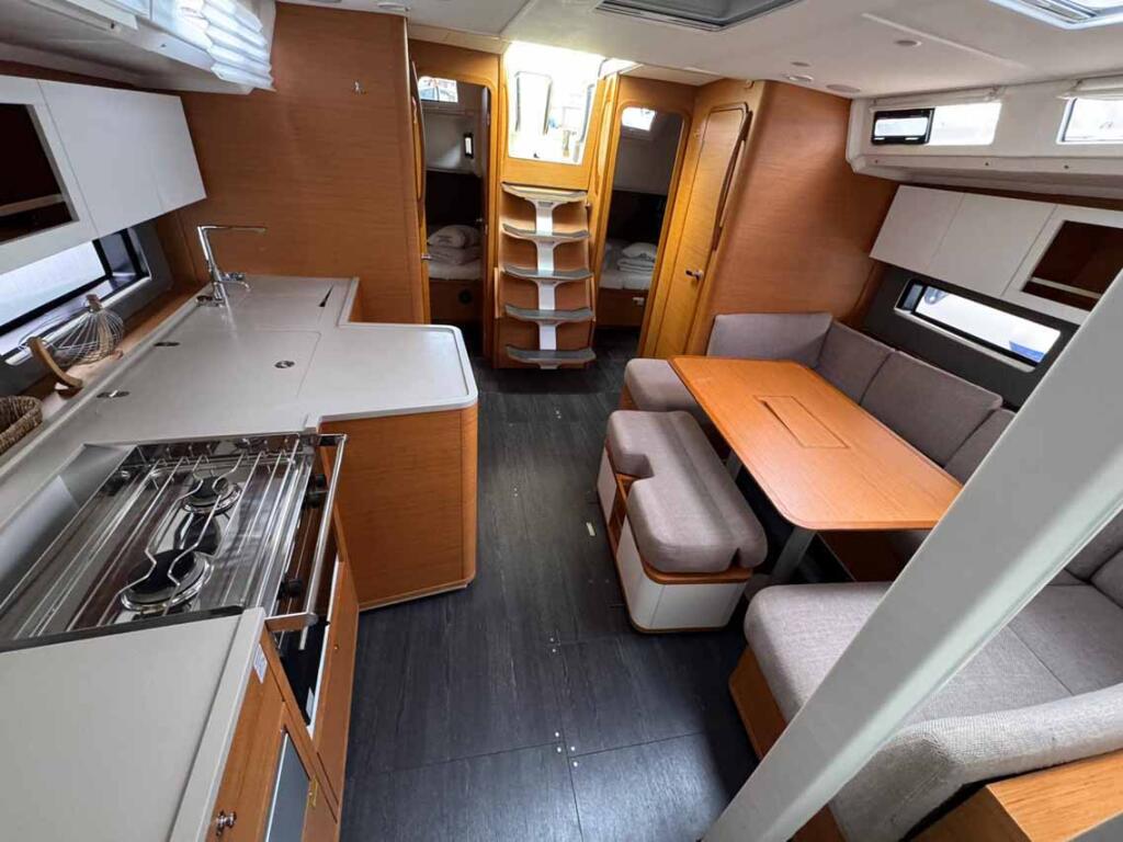 Sailing yacht 